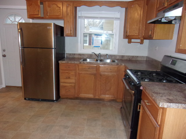 Building Photo - Great 3 bedroom 1.5 bath Tri-level
