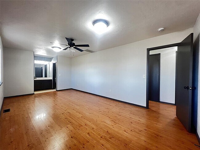 Building Photo - 819 Crystal Ln