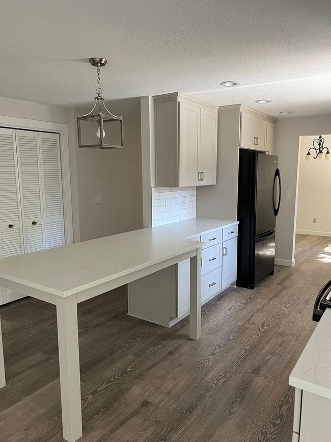 Building Photo - Newly Remodeled - Light & Bright  Home in ...