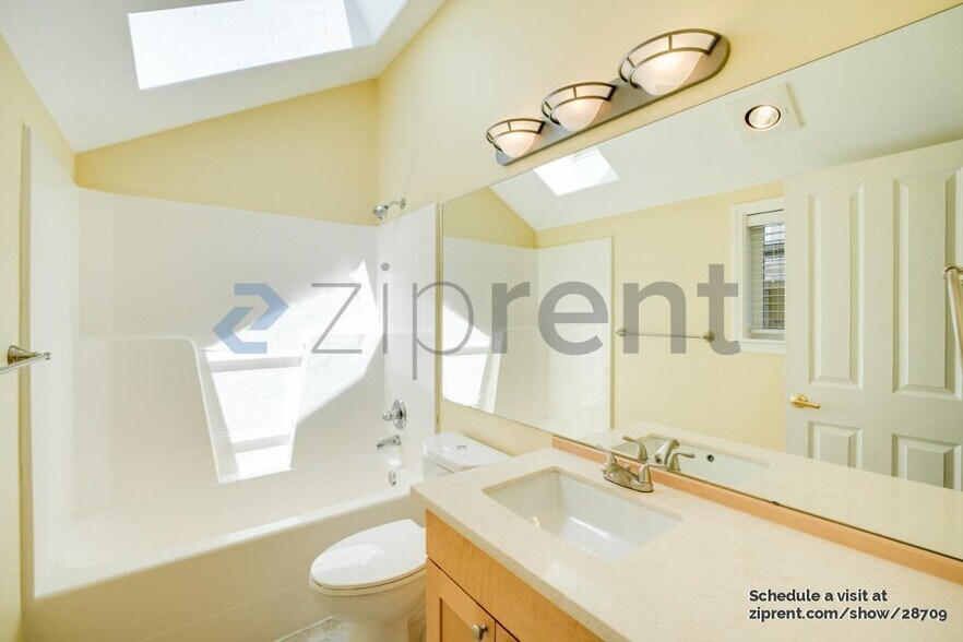 Building Photo - Unit A