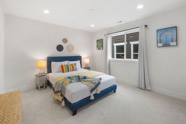 Building Photo - **North-Facing Luxury Home with Sunroom, A/C & Smart Home Features in Sammamish** Available NOW f...