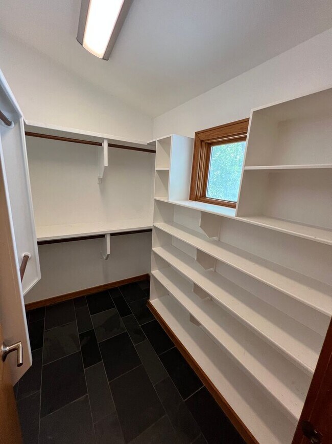 Building Photo - Luxury Home - Close to UT