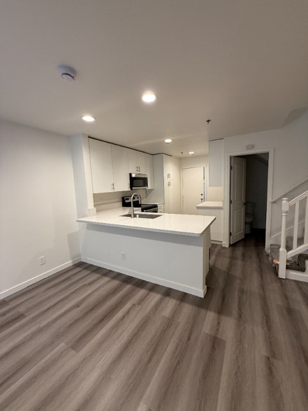 Building Photo - 725 W Fletcher Ave