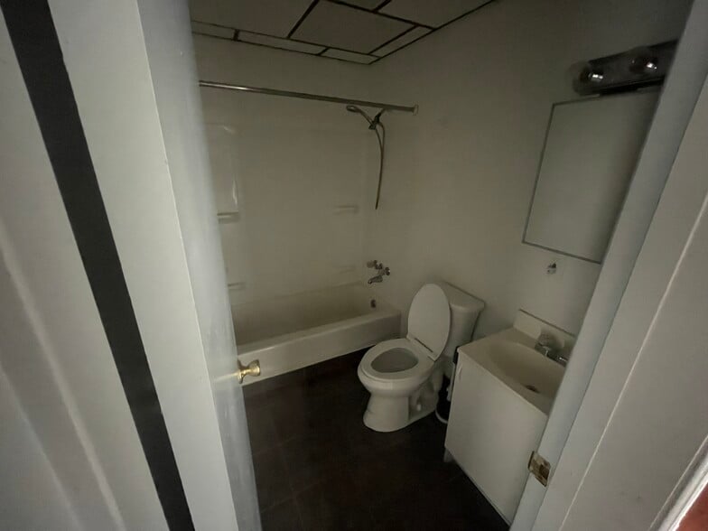 Building Photo - 410 W 5th Ave