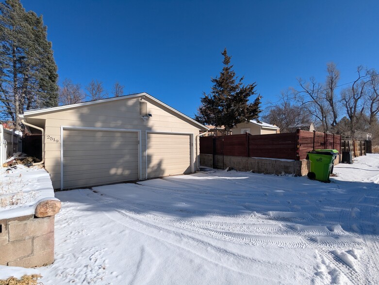 Detached Garage - 2519 Lelaray St