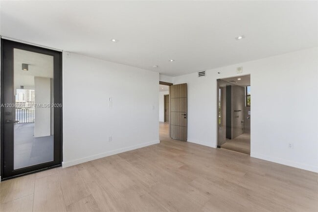 Building Photo - 801 N Venetian Dr
