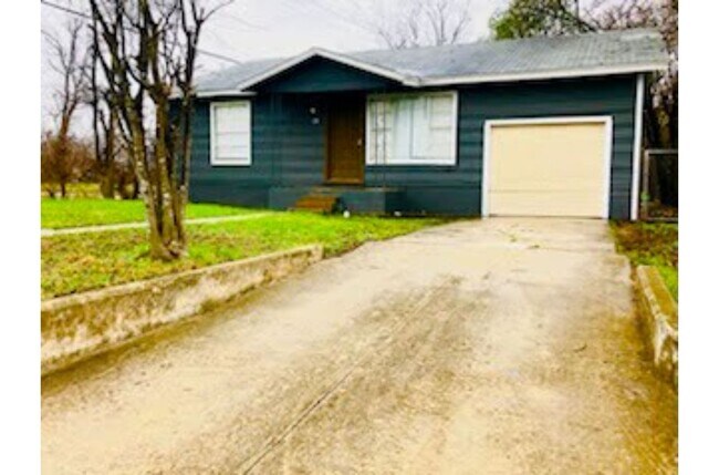 Building Photo - Cozy Home Only 10 Mins from Downtown San Antonio