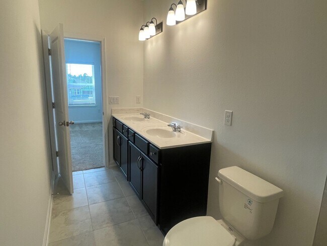 Building Photo - 3/2.5 Townhome in Holly Forest!