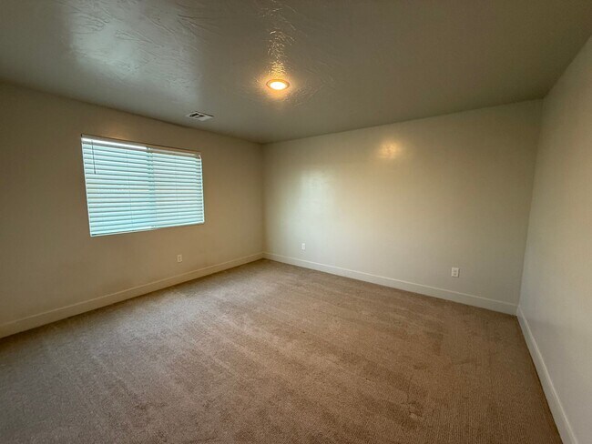 Building Photo - Single Family Home in Desert Canyons - Dogs Allowed