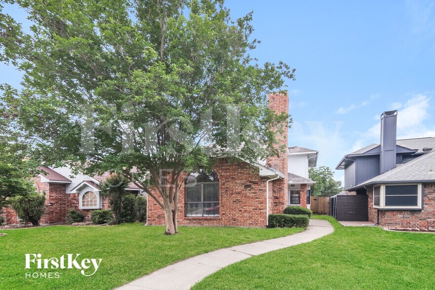 Building Photo - 2026 Greenview Dr