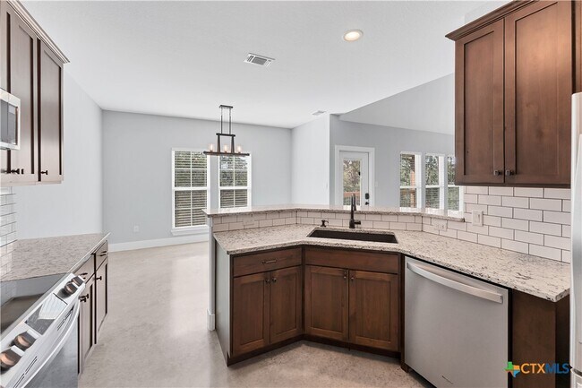 Building Photo - 1355 Estate Dr