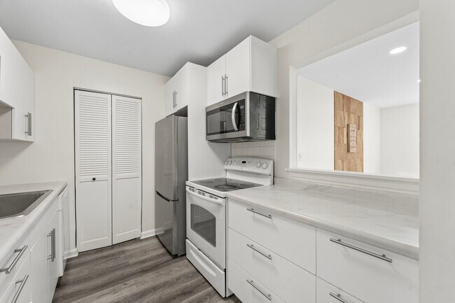 Building Photo - 900 N Lakeside Dr