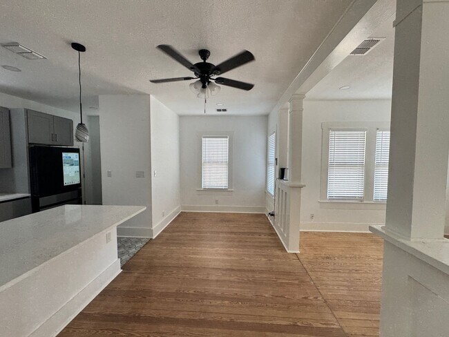 Building Photo - Move-In Ready & Recently Updated 2-Bedroom...