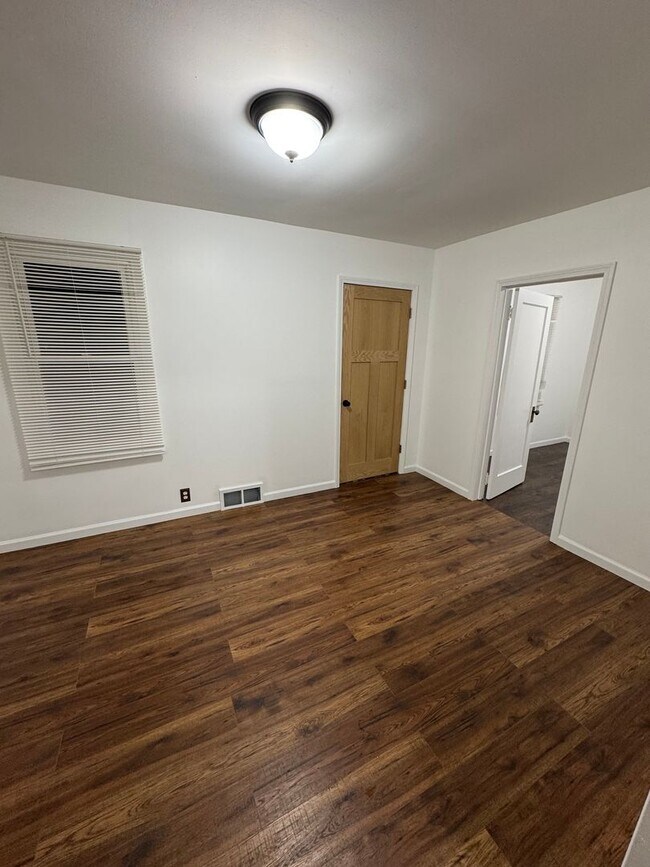 Building Photo - AVAILABLE NOW! SECTION 8 APPROVED! Charming 2-Bedroom Home in Quiet Pontiac Neighborhood!