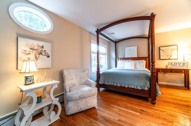 Building Photo - 558 N Roast Meat Hill Rd