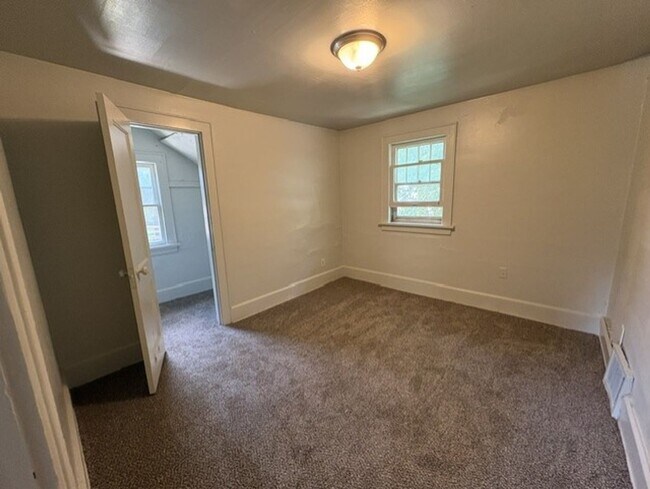 Building Photo - Spacious Akron Single-Family Home with Front Porch, Dining Room, Fireplace & Backyard!