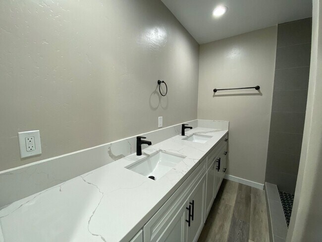 Building Photo - 4BD/2BA, Remodeled Kitchen! Newer Floors!