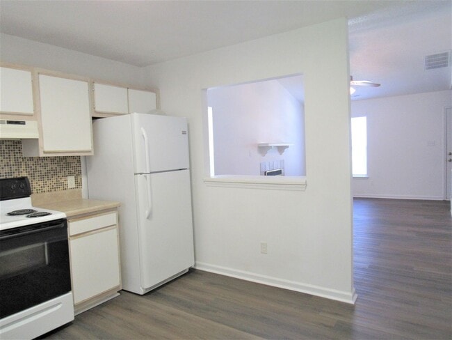 Building Photo - 300 Meadowbrook Ln