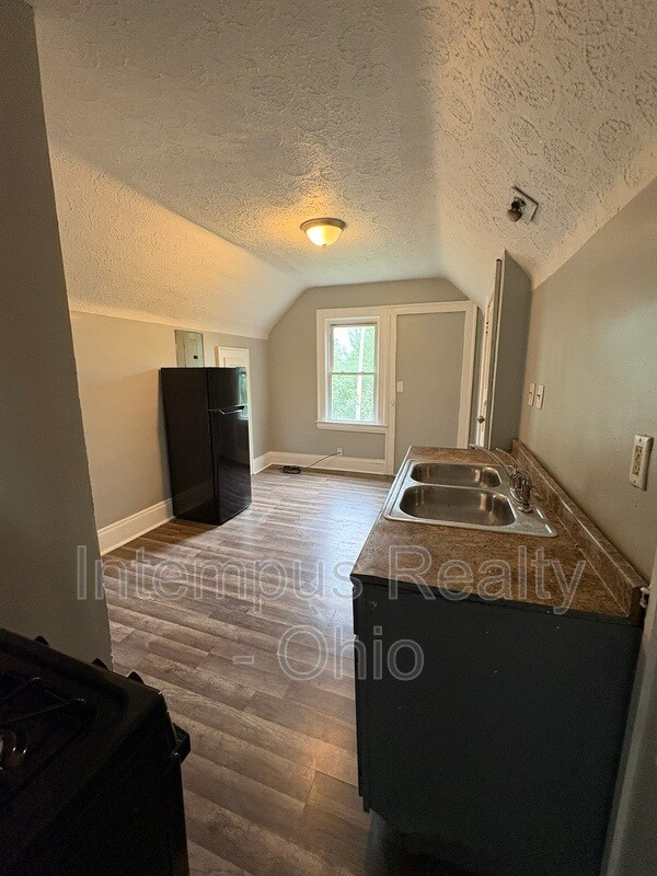Building Photo - 942 Eddy Rd