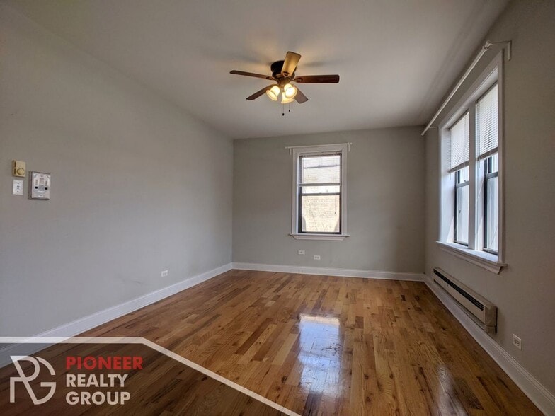 Building Photo - 818 W Diversey Pkwy