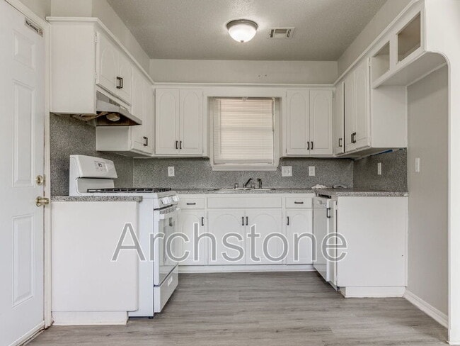 Building Photo - 4501 Meadowvale Dr