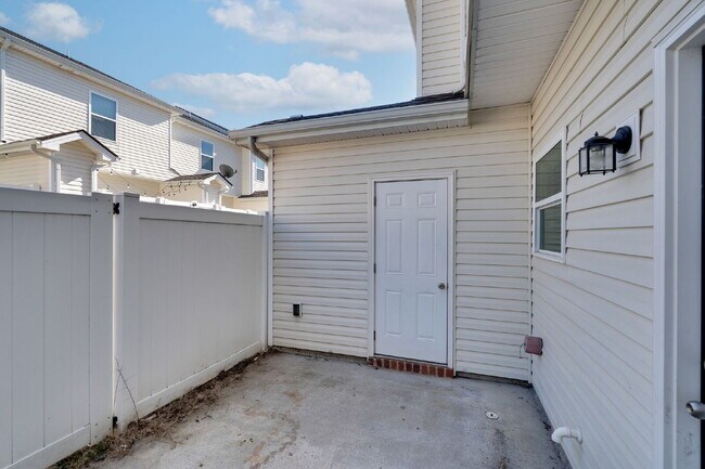 Building Photo - "Charming 2-Bedroom Townhouse Retreat on Staten Drive – Spacious 1,285 Sq. Ft. with 2 Full Baths ...
