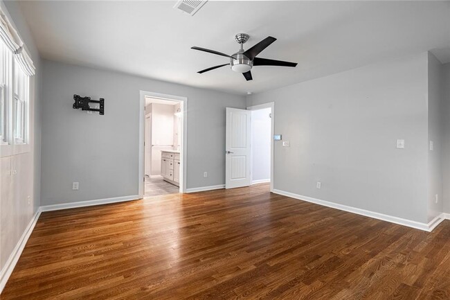Building Photo - 2470 Landeau Cir