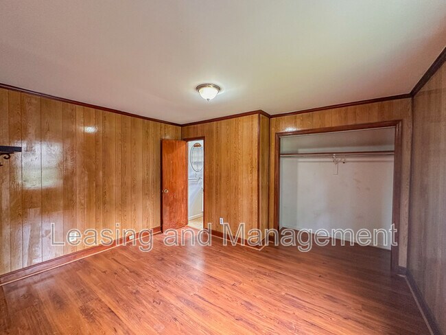 Building Photo - 211 W Poplar St
