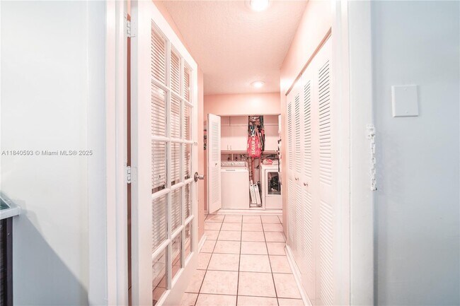 Building Photo - 5400 Lakewood Cir S
