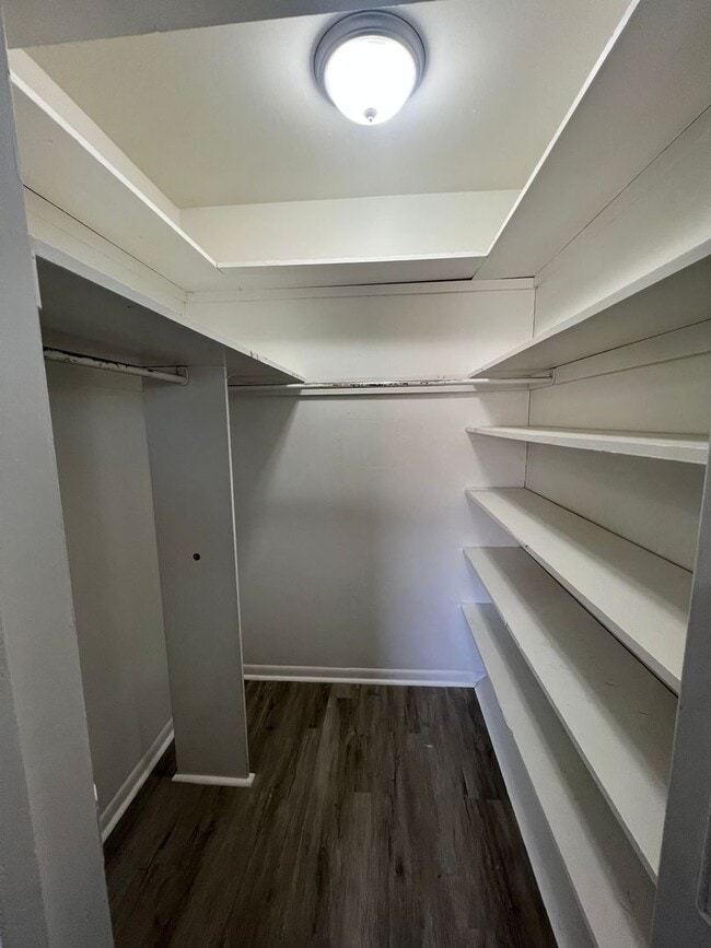 Building Photo - 2343 Harrodsburg Rd