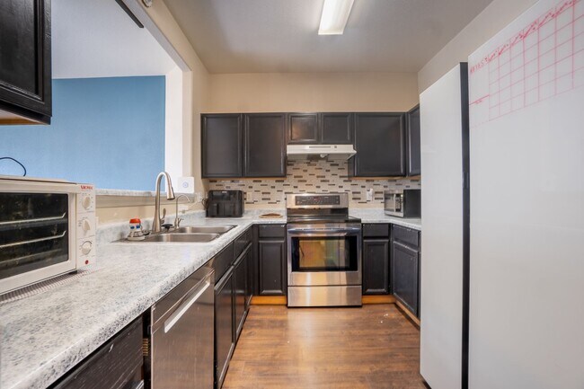 Building Photo - Beautiful townhome on Snow Bowl for Rent!