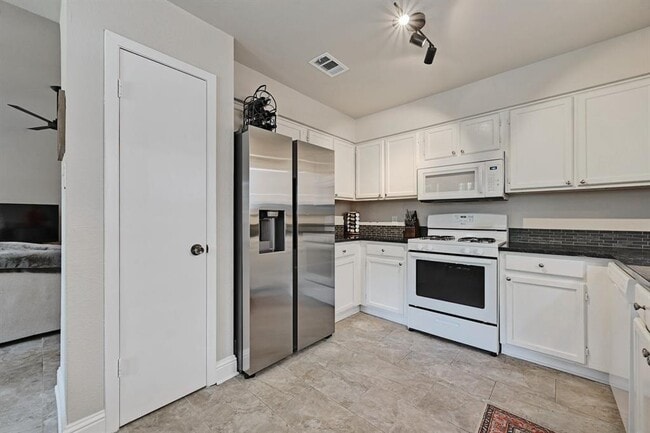 Building Photo - 9007 Jesse James Dr