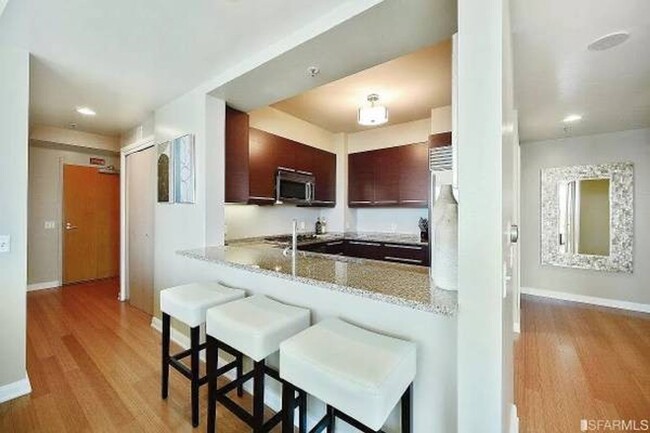 Building Photo - Luxury Corner Unit in Rincon Hill: 2 Bed/2...