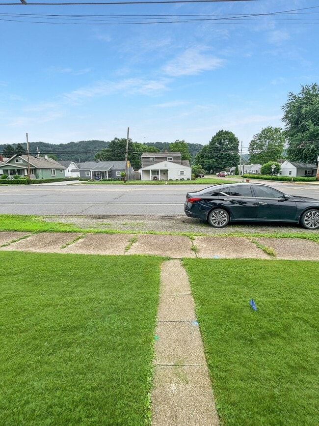 Building Photo - Welcome to this charming 2-bedroom, 1-bath...