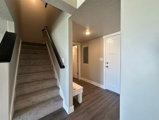 Building Photo - New Never Lived in Springville Townhome Fo...
