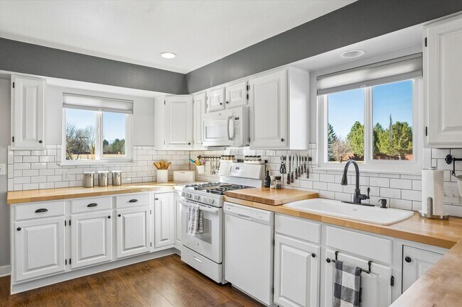 Building Photo - Low-Maintenance Upgraded 3-Bedroom Home Near Downtown Loveland