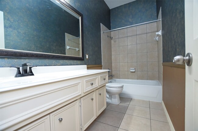 Building Photo - 2123 Castle Gardens Ln