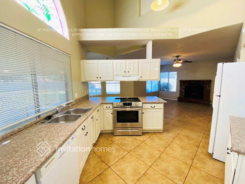 Building Photo - 953 E Manor Dr
