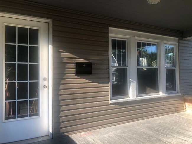 Building Photo - 600 E 1st St