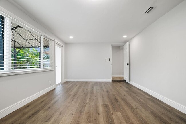 Building Photo - 2298 NE 4th Ave