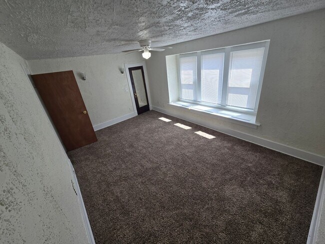 Building Photo - 3 Bedroom House