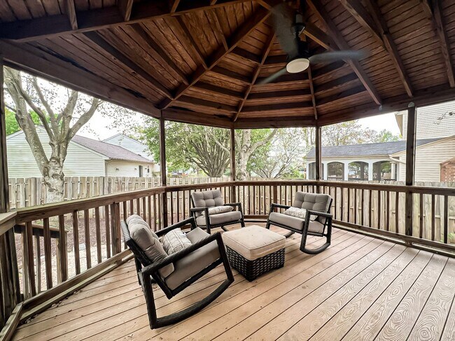 Building Photo - Beautiful and Spacious 4 Bedroom 2.5 Bathroom Home Sitting on Extensive Lot In Desired Xanadu Est...