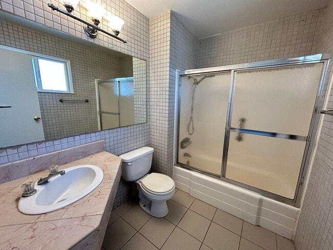 Building Photo - Single Story Home 5-Beds 2-Bath No HOA!