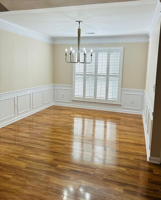 Building Photo - Spacious 3/2 Available Now!