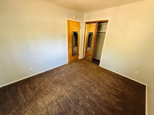 Building Photo - Pet friendly 3 bed 2 bath unit with all utilities included