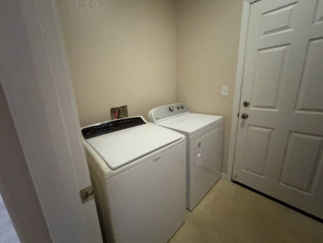 Building Photo - "Spacious 4-Bedroom Haven in Merced with 3 Full Baths & Elegant Granite Countertops!"