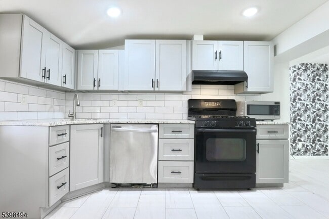 Building Photo - 220 E Munsell Ave