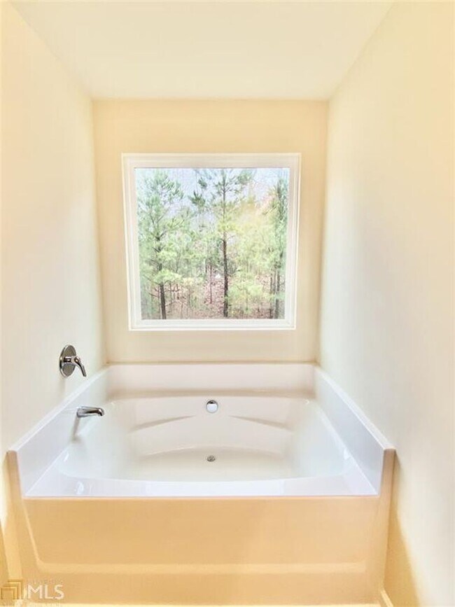 Building Photo - Wow! Like new, 3 bed, 2.5 baths, tile floo...