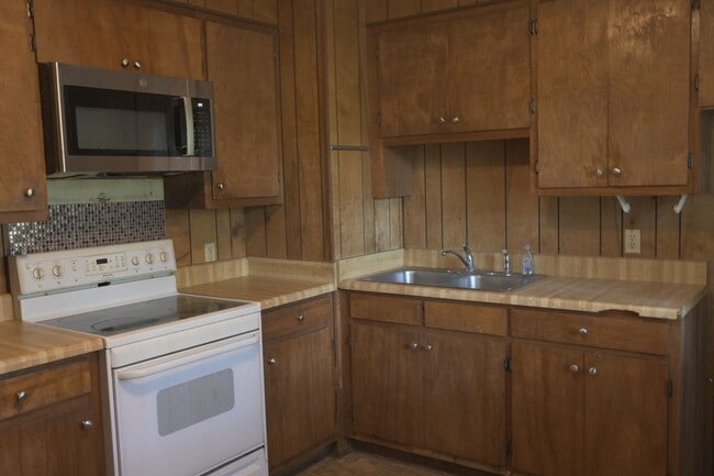 Building Photo - 2BR/2BA Home with Patio & Pet Friendly in ...