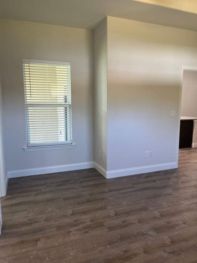 Building Photo - Newer 3bdr/2ba in the heart of Palm Coast!